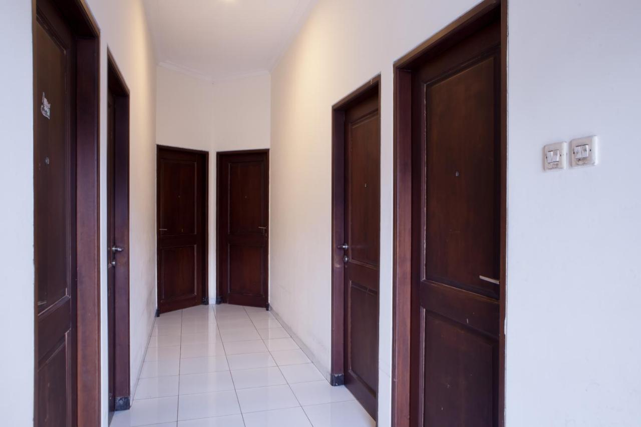 Reddoorz @ Genteng Сурабая Екстериор снимка