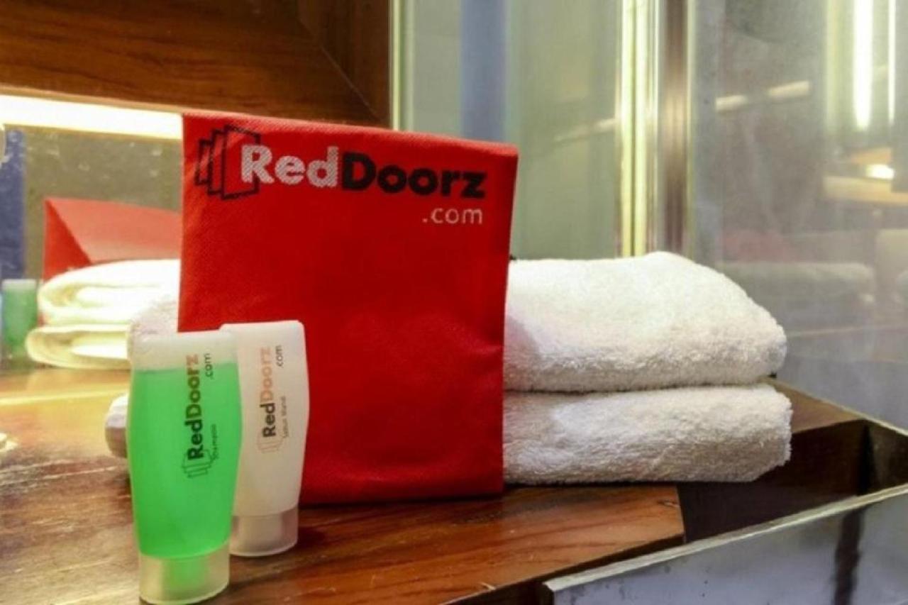 Reddoorz @ Genteng Сурабая Екстериор снимка