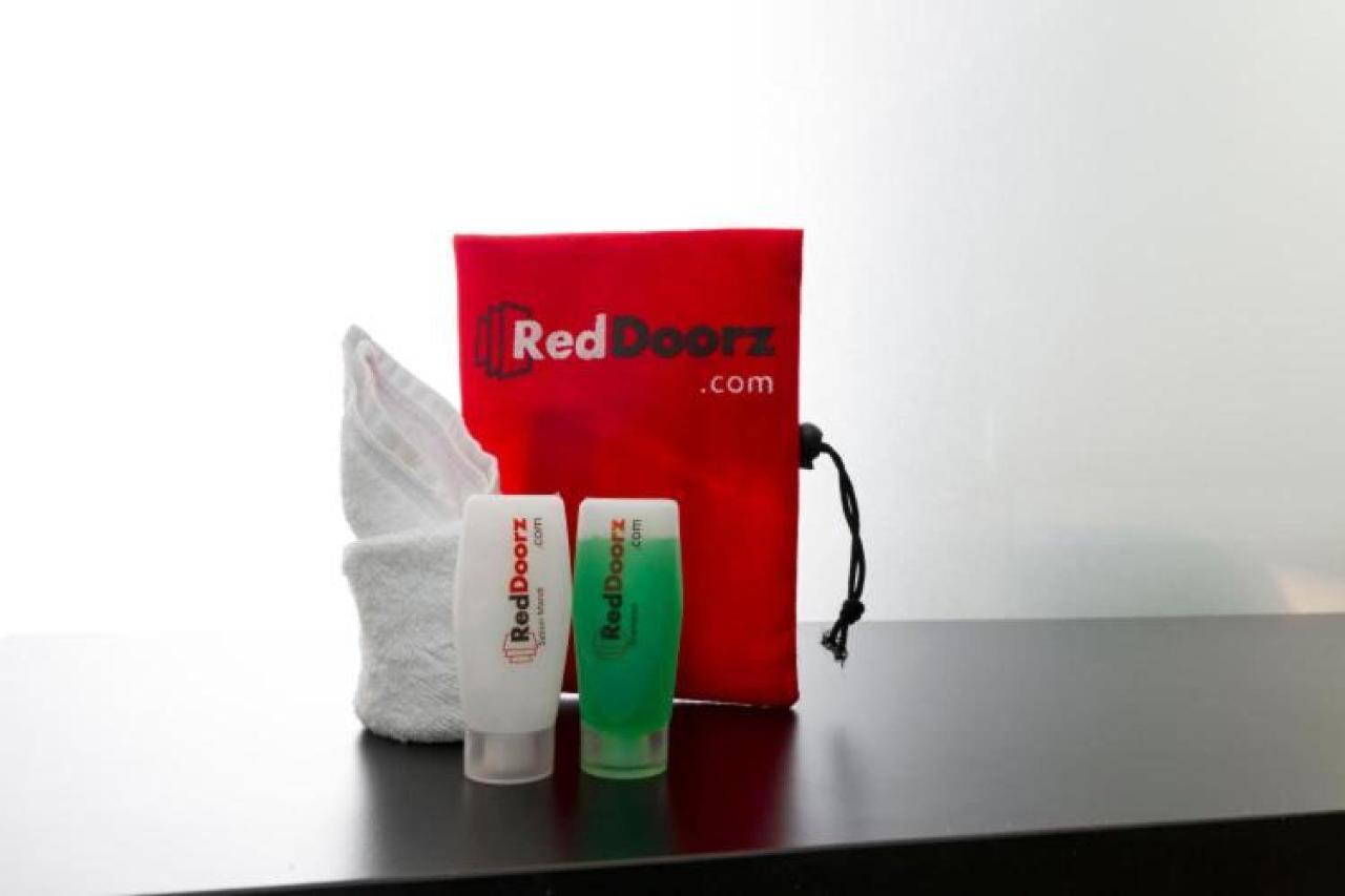 Reddoorz @ Genteng Сурабая Екстериор снимка